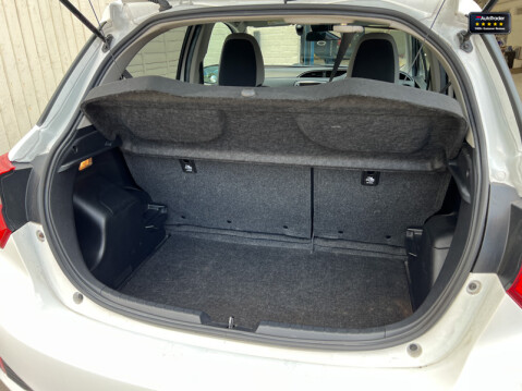 Toyota Yaris 1.5 VVT-h Y20 Bi-tone Hatchback 5dr Petrol Hybrid E-CVT Euro 6 (s/s) (100 p 9