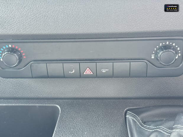 Mercedes-Benz Sprinter MWB L2H2 Medium Roof 317 Cdi Progressive Camera Tow Bar EURO 6 26