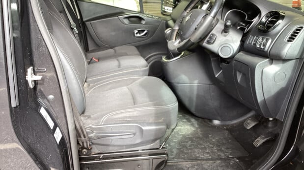 Renault Trafic AUTO Crew LWB L2 Black Edition 170hp Energy Alloy Air 6 Seat Cruise Nav NO 7
