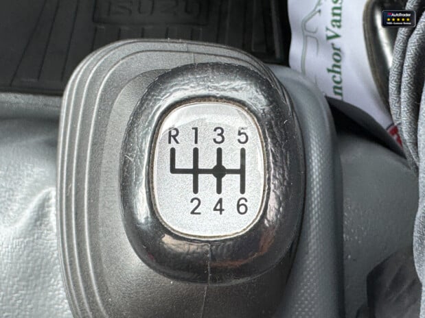 Isuzu Grafter Dropside SWB L1 N35.125S Hands-free Audio 3 Seats + Toolbox EURO 6 32
