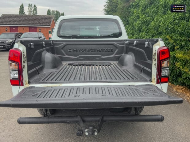 Mitsubishi L200 Crew Cab 4X4 Di-D 4Life Air Con Alloys Tow Bar EURO 6 NO VAT 8
