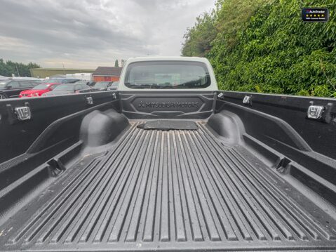 Mitsubishi L200 Crew Cab 4X4 Di-D 4Life Air Con Alloys Tow Bar EURO 6 NO VAT 9