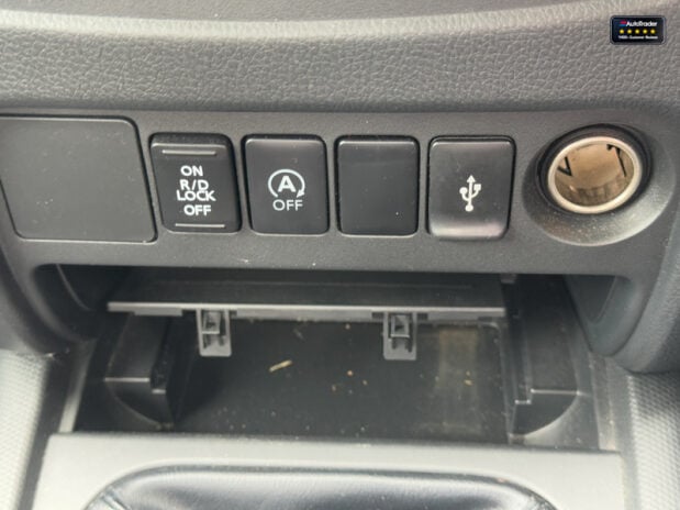 Mitsubishi L200 Crew Cab 4X4 Di-D 4Life Air Con Alloys Tow Bar EURO 6 NO VAT 27