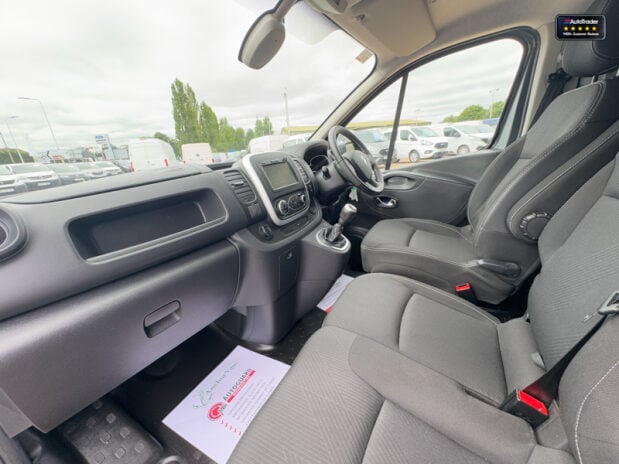 Renault Trafic LWB L2H1 [SOLD KH] Black Edition Energy Air Con Alloys Cam Nav Sensors EURO 12