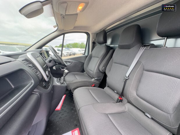 Renault Trafic LWB L2H1 [SOLD KH] Black Edition Energy Air Con Alloys Cam Nav Sensors EURO 13