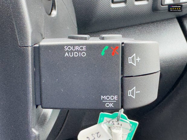 Renault Trafic LWB L2H1 [SOLD KH] Black Edition Energy Air Con Alloys Cam Nav Sensors EURO 22