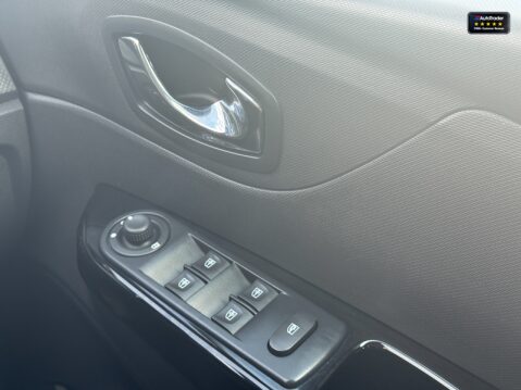 Renault Captur 1.5 dCi ENERGY Dynamique S MediaNav SUV 5dr Diesel 18