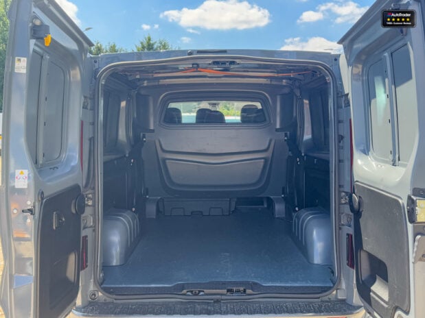 Renault Trafic AUTO Crew Cab LWB L2H1 Black Edition Air Con Nav Sensors EURO 6 NO VAT 9