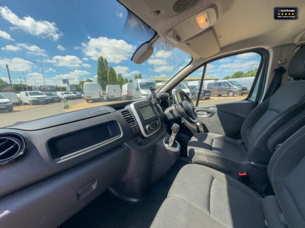 Renault Trafic AUTO Crew Cab LWB L2H1 Black Edition Air Con Nav Sensors EURO 6 NO VAT 14
