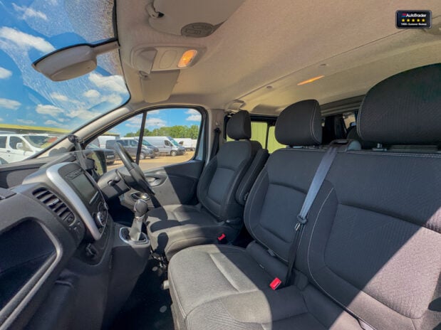 Renault Trafic AUTO Crew Cab LWB L2H1 Black Edition Air Con Nav Sensors EURO 6 NO VAT 15