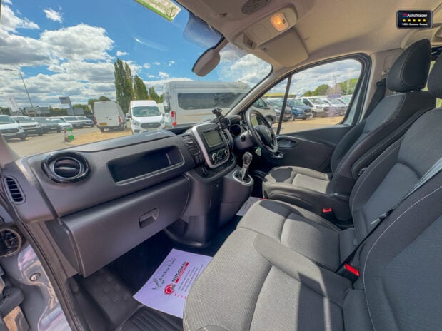 Renault Trafic AUTO Crew [SOLD KH] Cab LWB L2H1 Black Edition Air Con Nav Sensors EURO 6 N 14