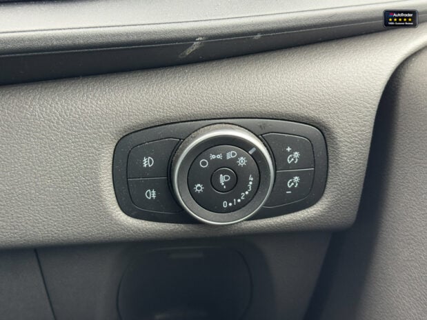 Ford Transit Custom Crew Cab [SOLD MT] AUTO SWB L1H1 320 Limited Air Con Cam Sensors EURO 6 NO 27