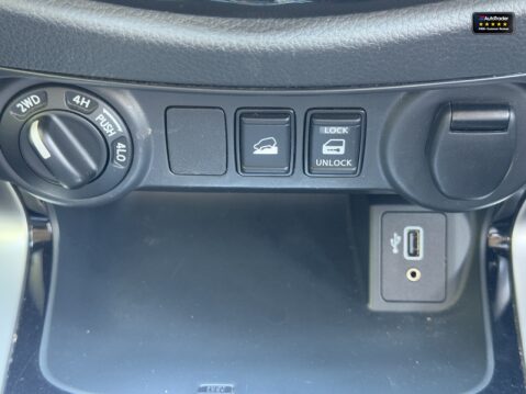 Nissan Navara Crew Cab AUTO 4x4 Dci Tekna Air Con Cam Nav Sensors EURO 6 NO VAT 33