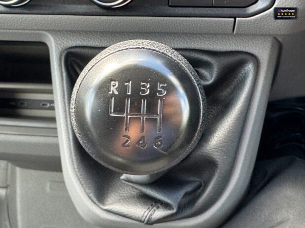 Volkswagen Crafter MWB L2 High Roof Cr35 Tdi Commerce Plus Air Con Sensors EURO 6 42