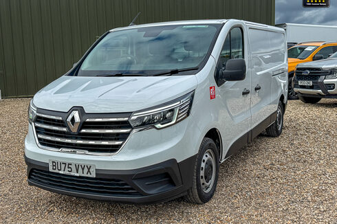 Renault Trafic LWB L2H1 Low Roof Red Air Con Cam Sensors EURO 6