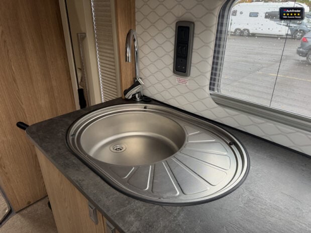 Auto-Trail Apache 6 Berth|4 Belt|Rear Lounge|Cooker|Microwave|TV|Awning 13