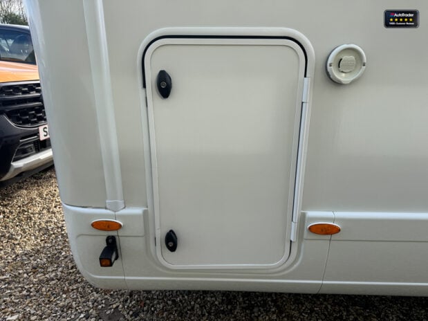 Auto-Trail Comanche Frontier|4 Berth|Rear Island Bed|AMPLO Self Levelling System|Automatic 42