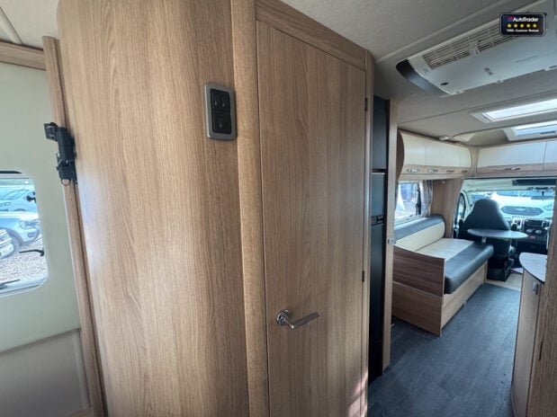 Auto-Trail Comanche Frontier|4 Berth|Rear Island Bed|AMPLO Self Levelling System|Automatic 22