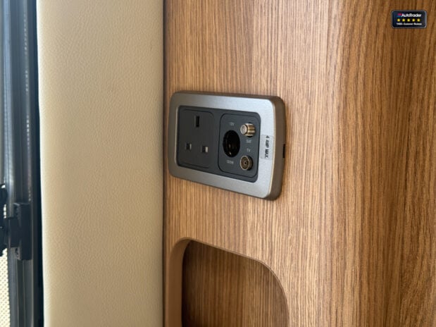 Auto-Trail Comanche Frontier|4 Berth|Rear Island Bed|AMPLO Self Levelling System|Automatic 25