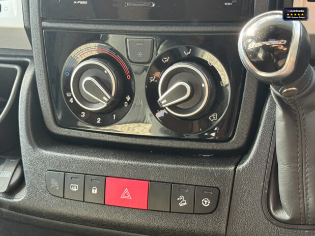 Auto-Trail Comanche Frontier|4 Berth|Rear Island Bed|AMPLO Self Levelling System|Automatic 39