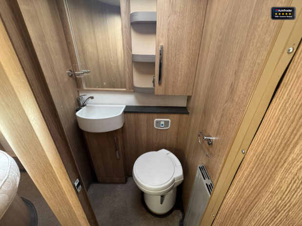 Auto-Trail Comanche Frontier|4 Berth|Rear Island Bed|AMPLO Self Levelling System|Automatic 23