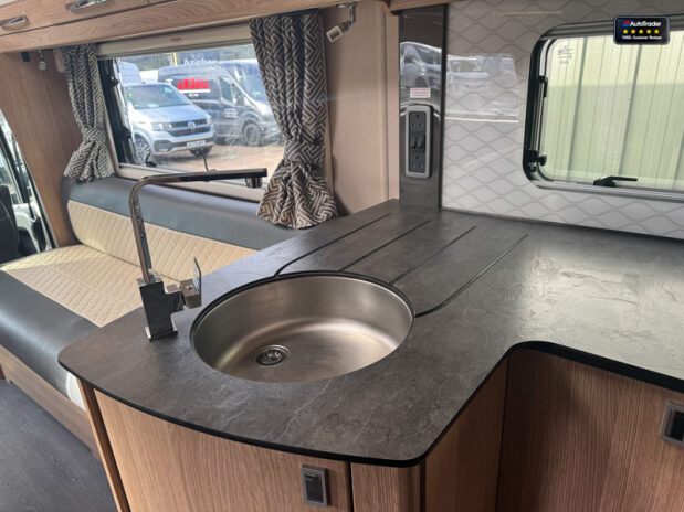 Auto-Trail Comanche Frontier|4 Berth|Rear Island Bed|AMPLO Self Levelling System|Automatic 12