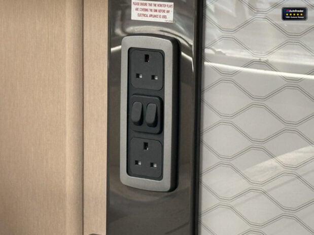 Auto-Trail Comanche Frontier|4 Berth|Rear Island Bed|AMPLO Self Levelling System|Automatic 13