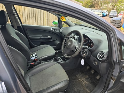 Vauxhall Corsa DESIGN 16V 10