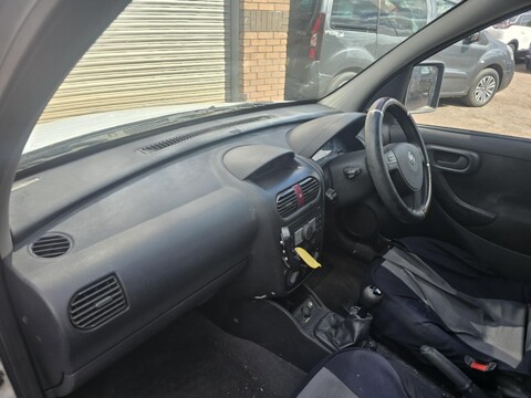 Vauxhall Combo 2000 CDTI 9