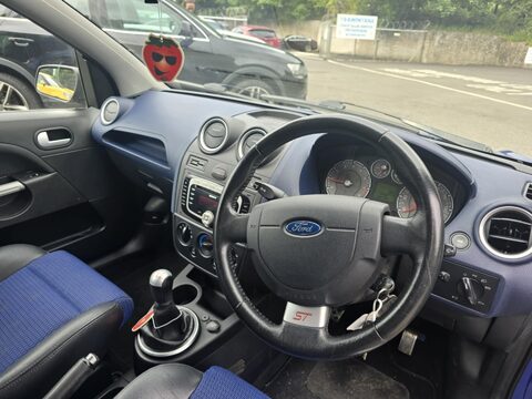Ford Fiesta ST 16V 10