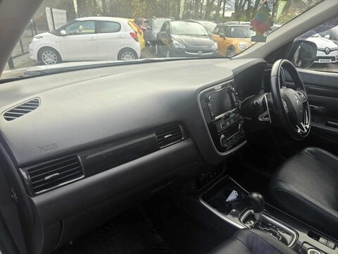 Mitsubishi Outlander DI-D 4 11