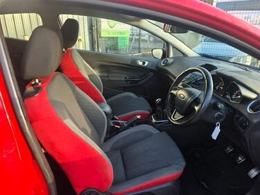 Ford Fiesta ZETEC S RED EDITION 4