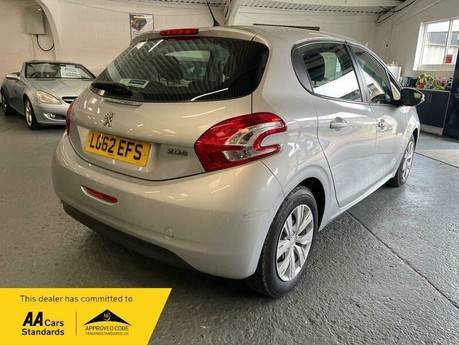 Peugeot 208 1.2 VTi Access+ Euro 5 5dr 4