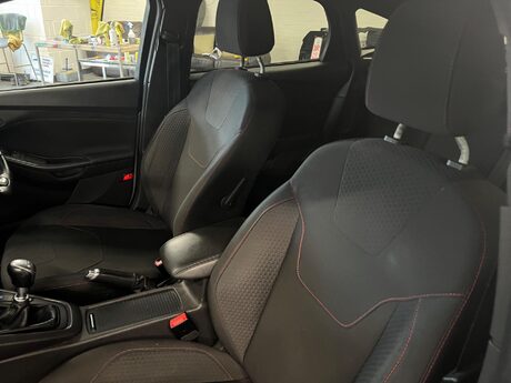 Ford Focus 1.0T EcoBoost ST-Line Euro 6 (s/s) 5dr 33