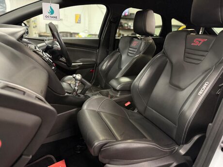 Ford Focus 2.0T EcoBoost ST-3 Euro 5 (s/s) 5dr 32