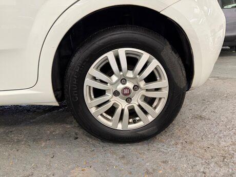 Fiat Punto 1.2 Easy Manual Euro 5 5dr 21