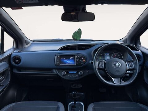 Toyota Yaris 1.5 Yaris Blue Bi-Tone VVT-i HEV CVT 5dr 10