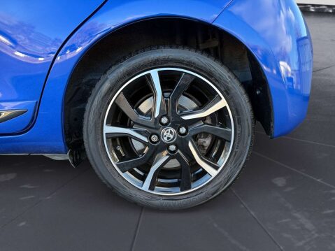 Toyota Yaris 1.5 Yaris Blue Bi-Tone VVT-i HEV CVT 5dr 14