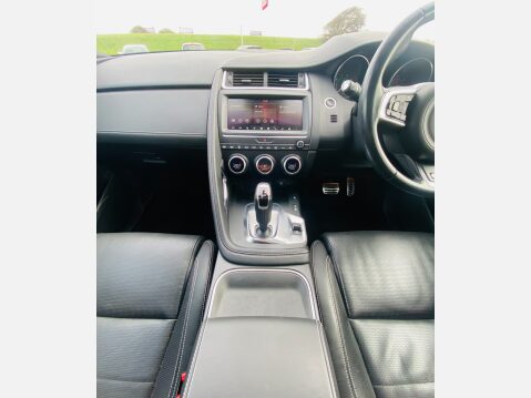 Jaguar E-Pace R-DYNAMIC SE 10