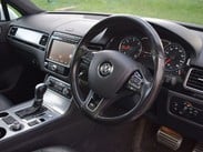 Volkswagen Touareg 3.0 V6 R-LINE TDI BLUEMOTION TECHNOLOGY 5d 259 BHP 24