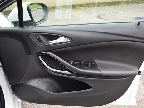 Vauxhall Astra 1.4 ELITE 5d 148 BHP 17