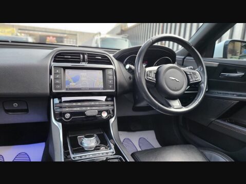 Jaguar XE PRESTIGE 17