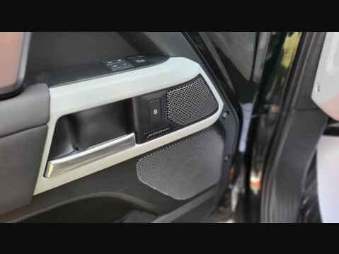 Land Rover Defender X-DYNAMIC SE 24