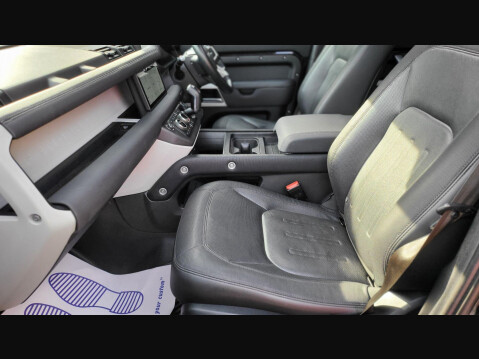 Land Rover Defender X-DYNAMIC SE 42