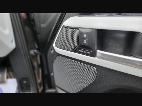 Land Rover Defender X-DYNAMIC SE 58