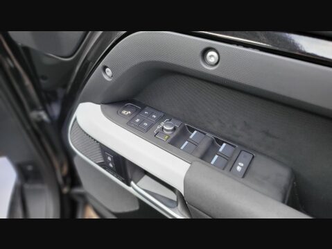 Land Rover Defender X-DYNAMIC SE 26
