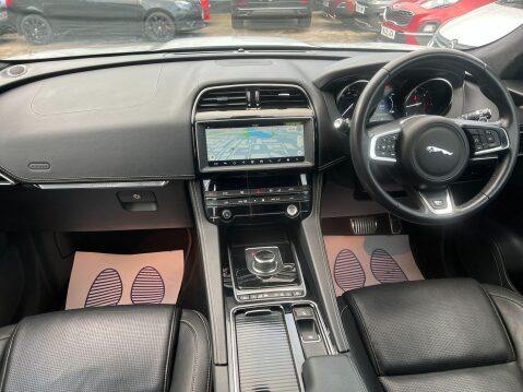 Jaguar F-Pace R-SPORT AWD 11