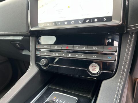 Jaguar F-Pace R-SPORT AWD 38