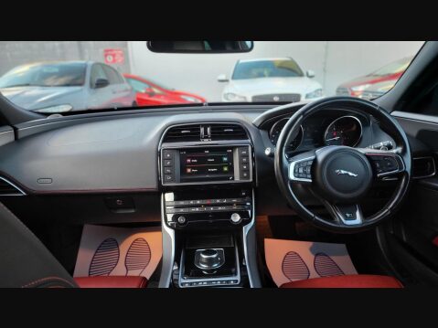 Jaguar XE D R-SPORT AWD 10