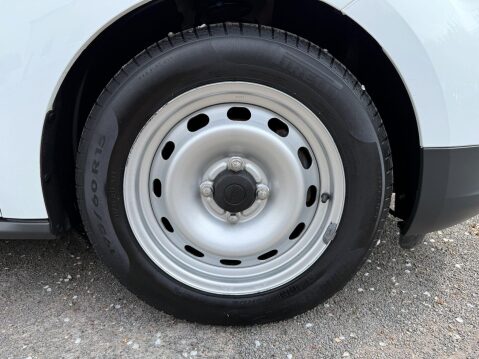 Ford Transit Courier BASE 13